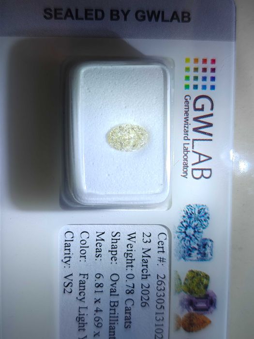 Naturalny diament 0.78 Ct Fancy Light Yellow VS2- certyfikat