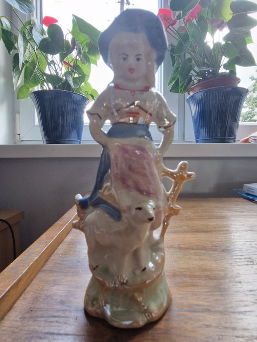 Figurka prl porcelana,  dziewczyna z owieczka
