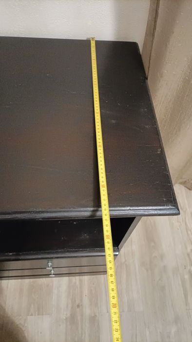 Secretária com oferta de cadeira