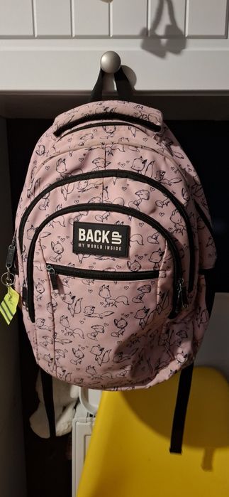 Sprzedam plecak z piórnikiem jako prezent.