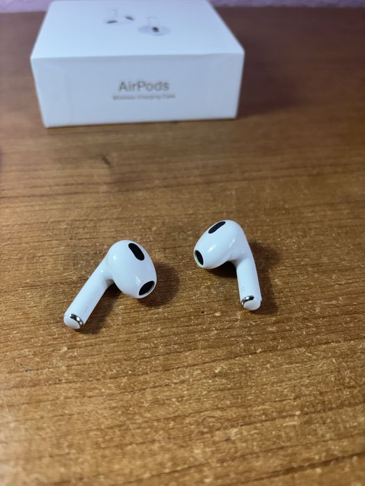 AirPods 3 Geração - Apple. Com todos acessórios incluídos.