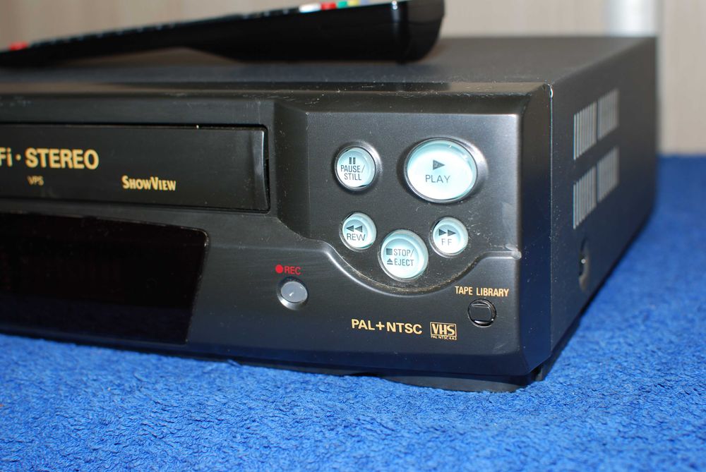 Magnetowid na kasety VHS Sanyo/Universum 6 głowic HiFi z pilotem