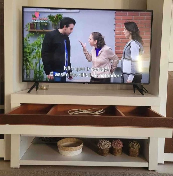Móveis de sala com cristaleira