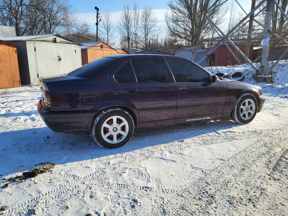 Продам BMW 3 1.8