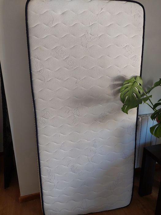 Estrado c/ pés + colchão solteiro