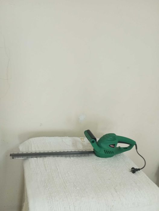 máquina para aparar sebes em bom estado de funcionamento.