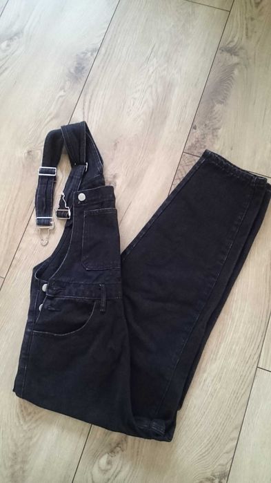 Czarne dżinsowe ogrodniczki