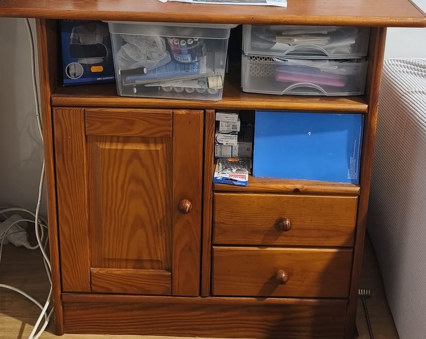 Sofás,cadeiras altas, máquina de café, máquina de gelados