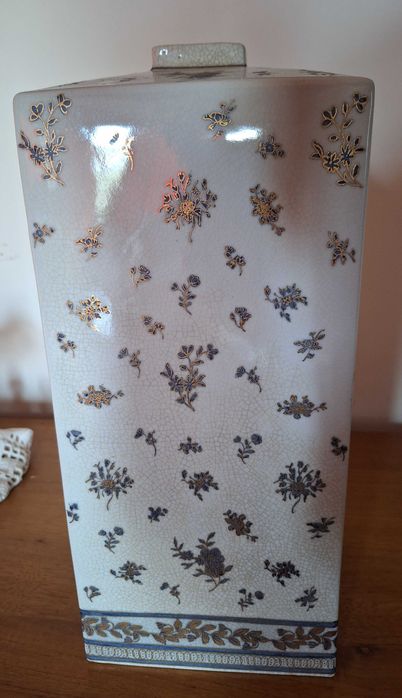 Pote em louça de cantão