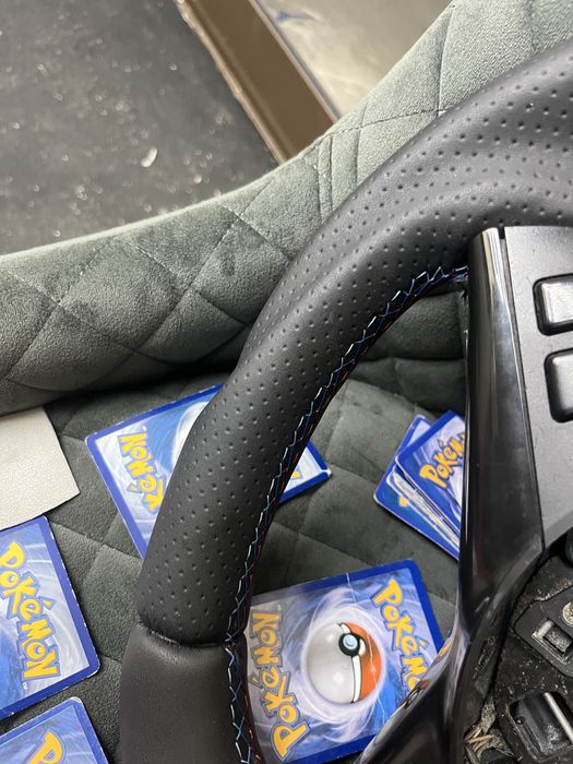 Apresentamos  volante BMW E 60  estofado em pele perfurada e pele liza