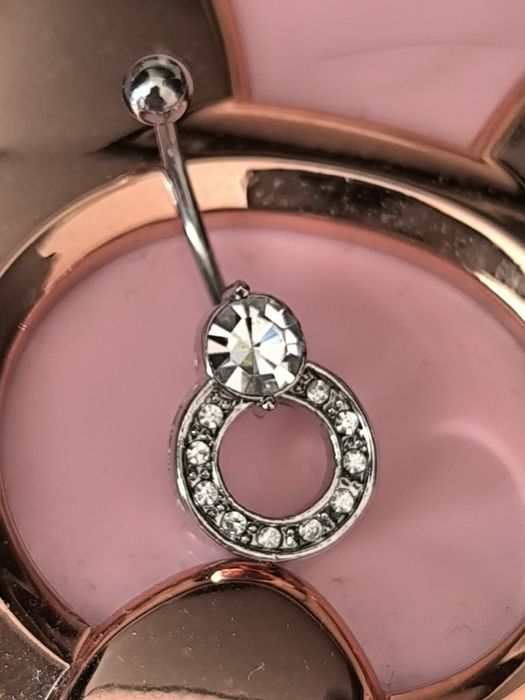 Серёжка в пупок .