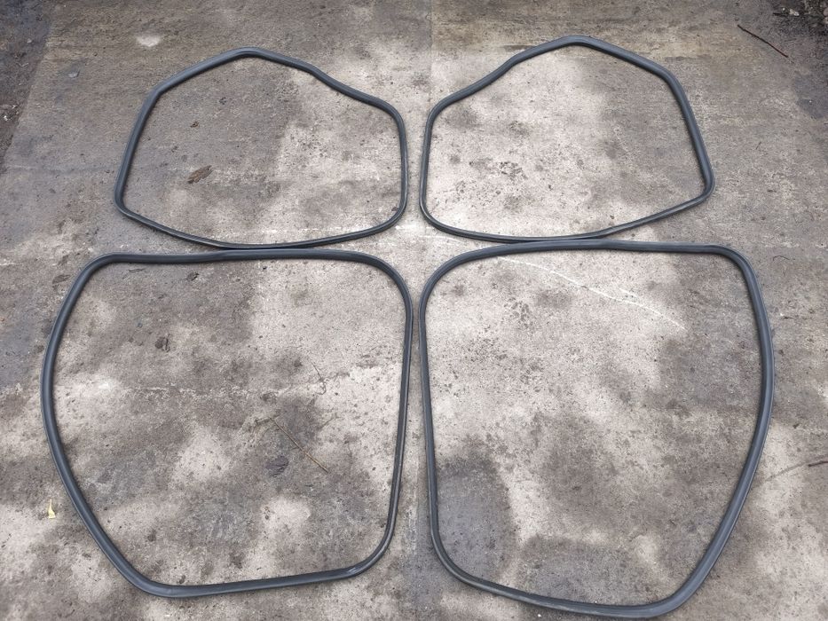 Продам уплотнители дверей на audi a4 b5