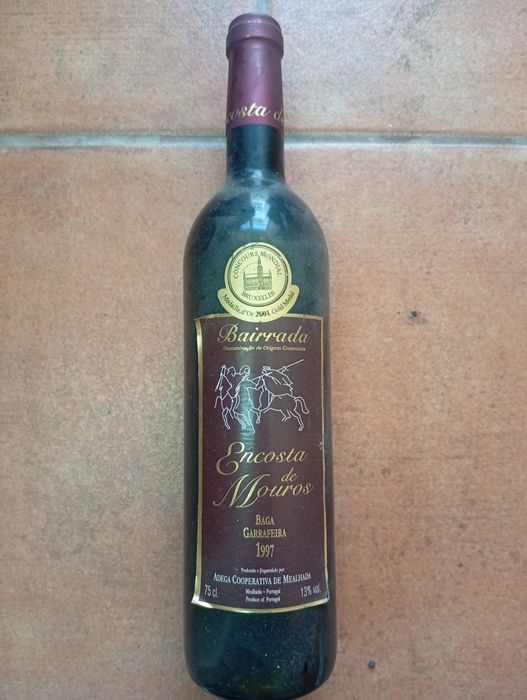 Vinhos antigos de várias regiões e castas