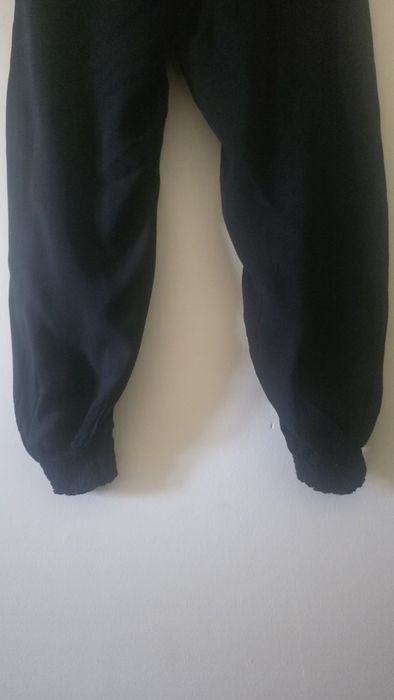 Calças (com bolsos; elástico na cintura e tornozelo)