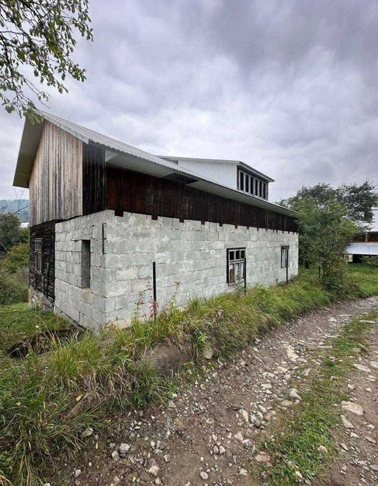 Продається незавершений будинок із земельною ділянкою 25 соток