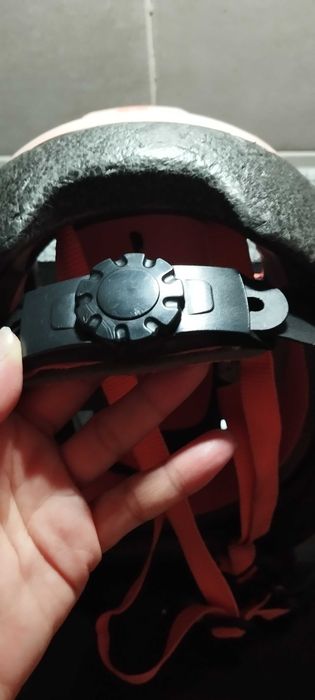 Capacete laranja e rosa infantil