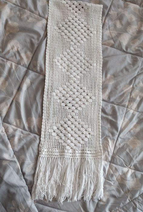 Caminho em renda feito à mão