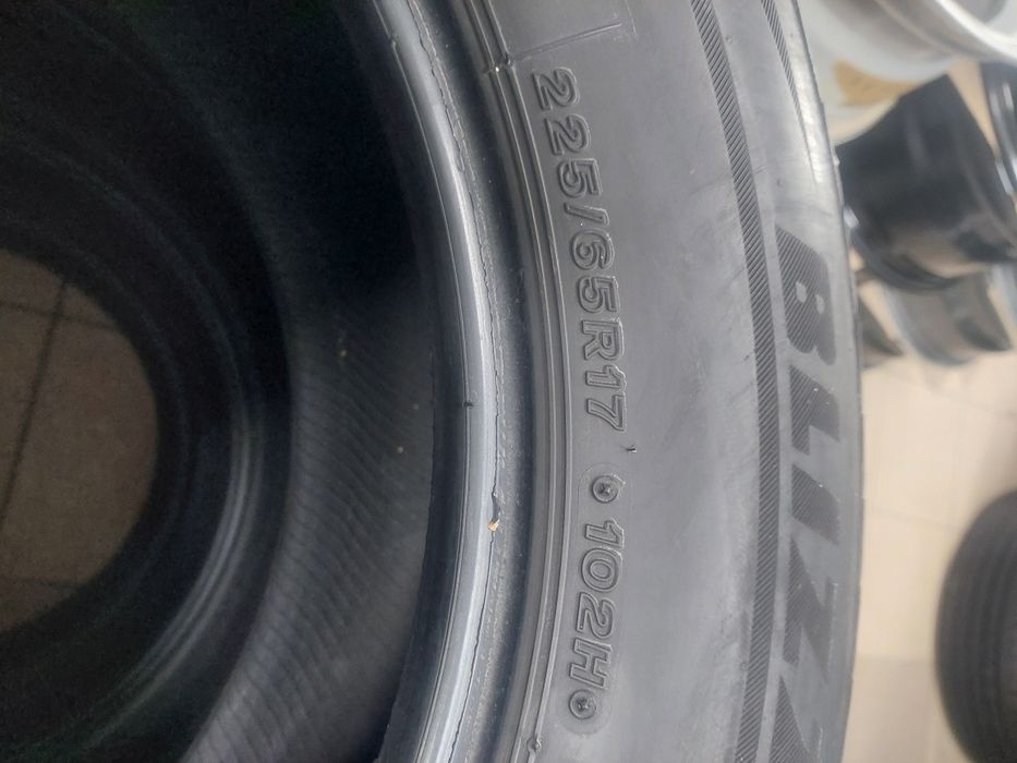 Комплект зимової гуми зима зимня Bridgestone R17 225 65