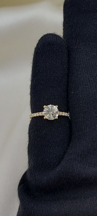 Złoty pierścionek z naturalnymi diamentami.