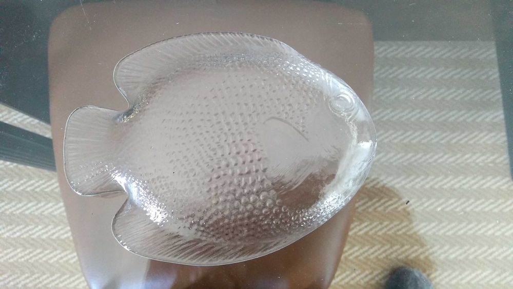 Travessa pequena para aperitivos em vidro em formato de peixe, como nova!