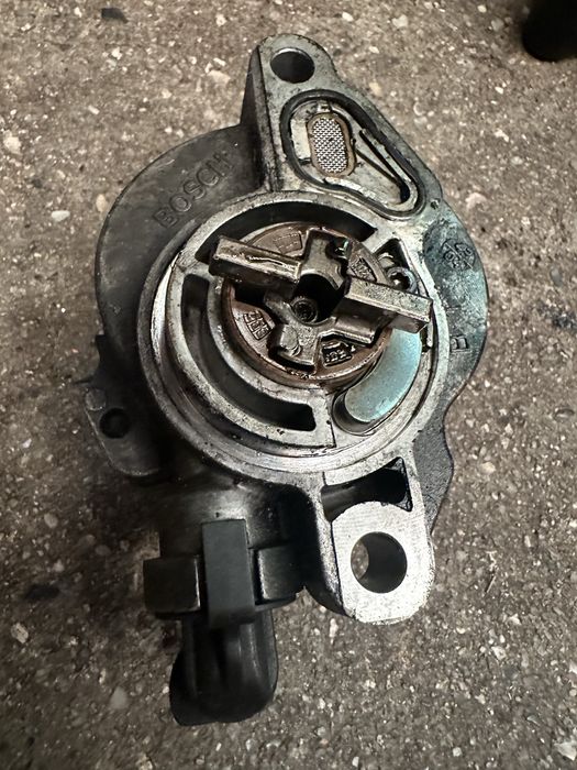 bomba de vácuo (depressor de travões) da marca Bosch.
