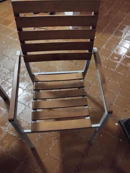 Mesa em madeira e estrutura de metal desmontavel