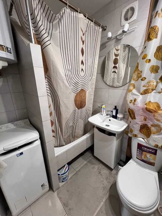 Продам 2-кімнатну квартиру на вул. Віктора Мерзленка, 12.