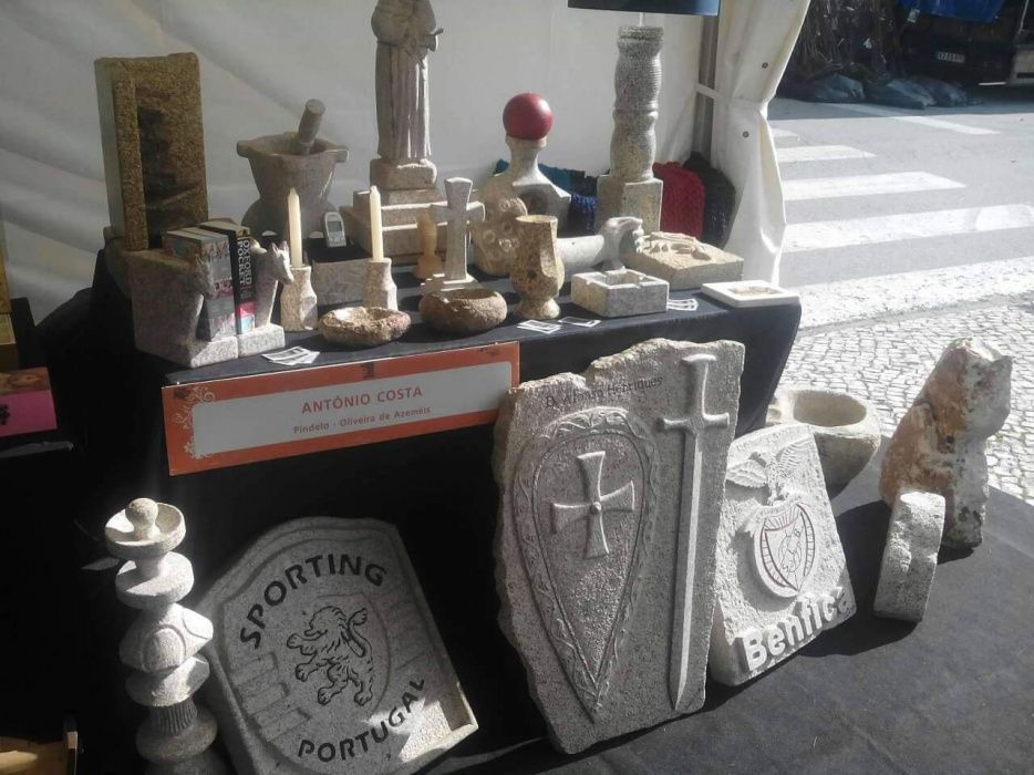 varias esculturas em pedra