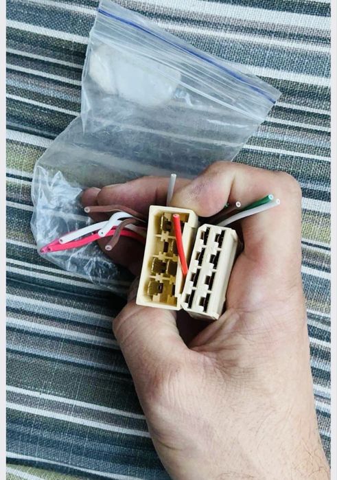 електричний розʼєм (фішка), для підключення електропроводки Розʼєм має кольорове маркування дротів для різних сигналів