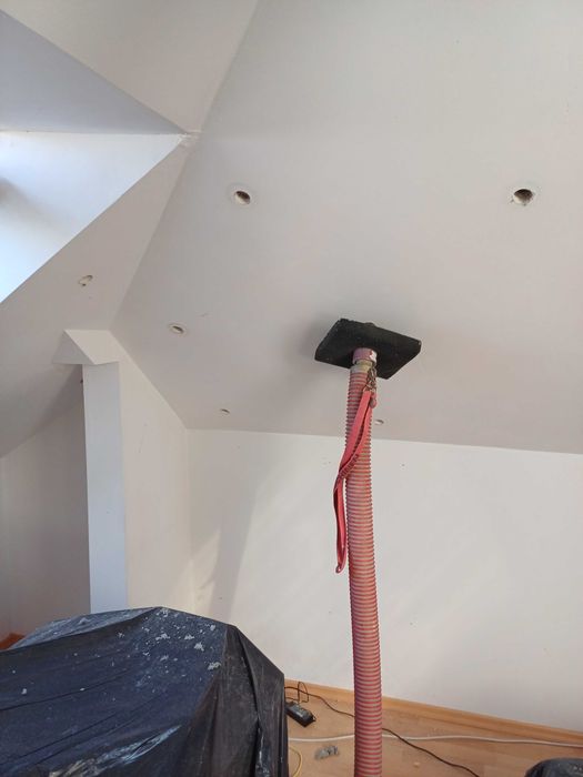 Wdmuchiwanie wełny celulozy ocieplanie docieplanie poddasza naprawa