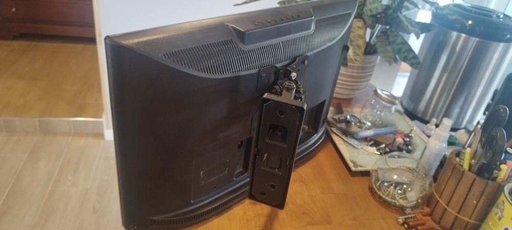 Tv com suporte de parede