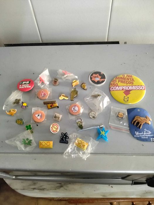 Brindes do bolo rei.porta chaves. Esqueiros Pines etc