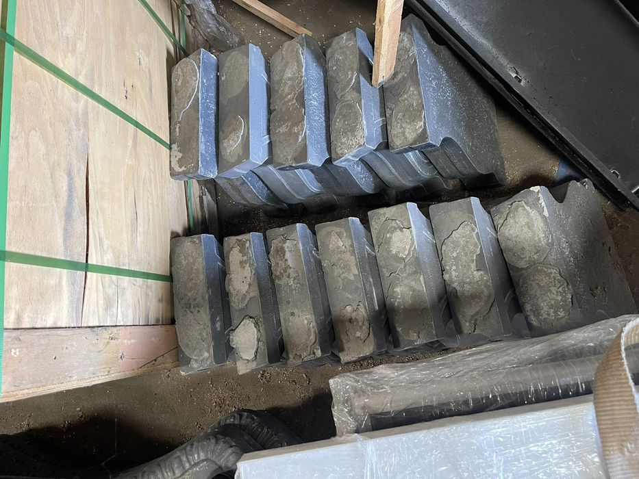 Бетонні столи з лавами для саду