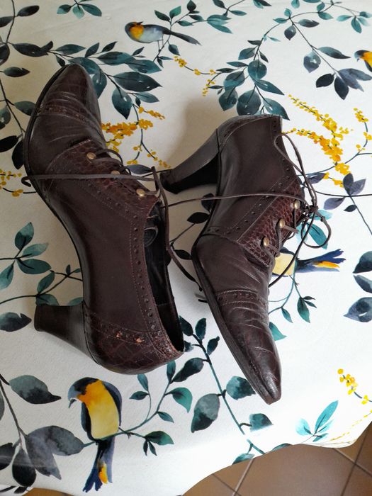 Sapatos pretos em pele e camurça e castanhos em pele com cordões