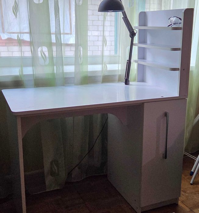 Манікюрний стіл.