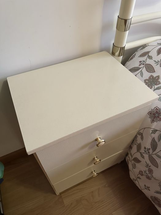 Cama de Casal com estrado  com duas mesinhas de cabeceira