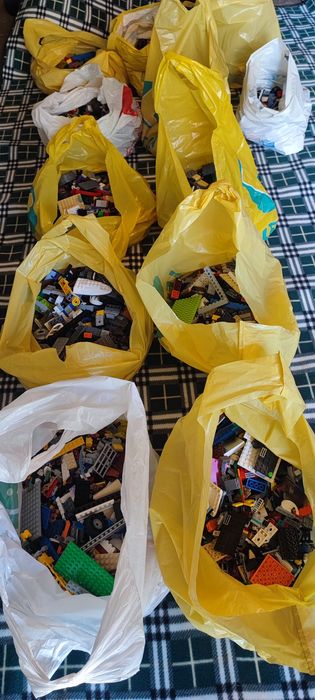 Klocki LEGO na wagę.