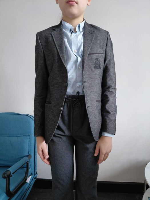 Elegancki i wygodny garnitur dla chłopca – 146 cm
