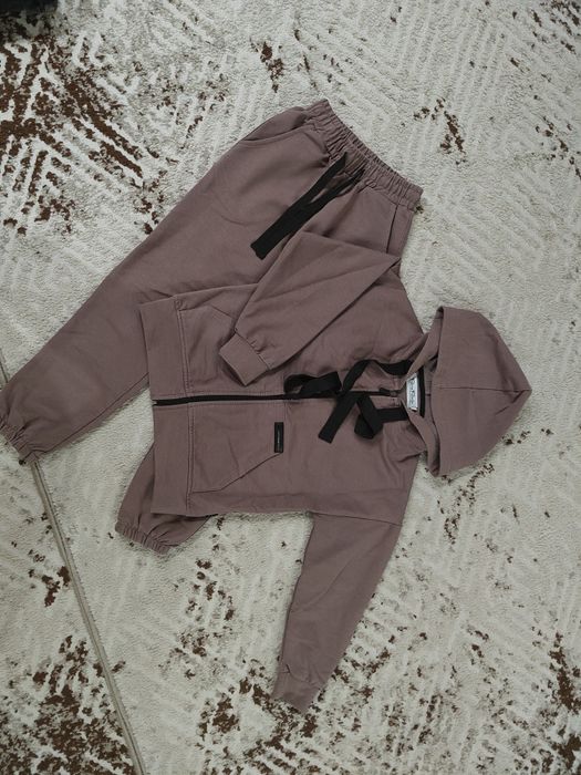 Продам костюм на дівчинку 134 см