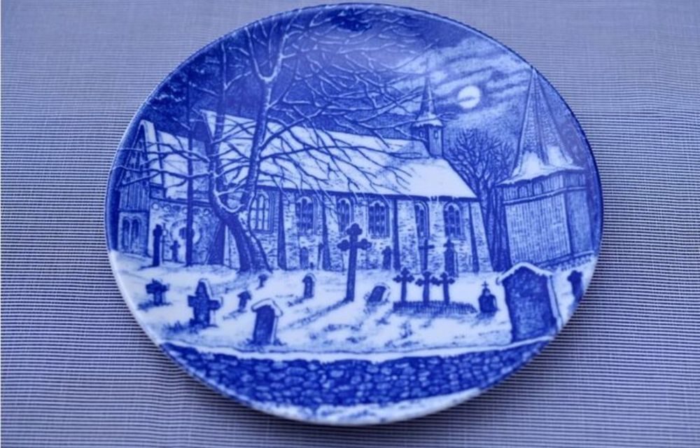 Dekoracyjny porcelanowy talerz z kościołem