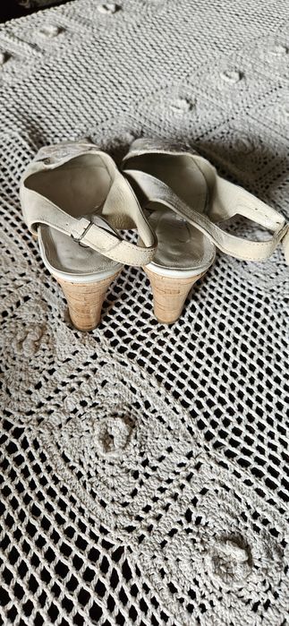 Buty na wysokiej koturnie