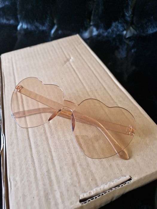 Okulary przeciwsłoneczne w kształcie serca, jasnobrązowe, nowe