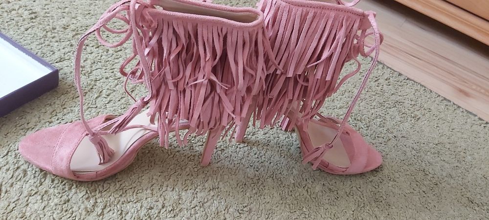 Sandały wiązane za kostkę