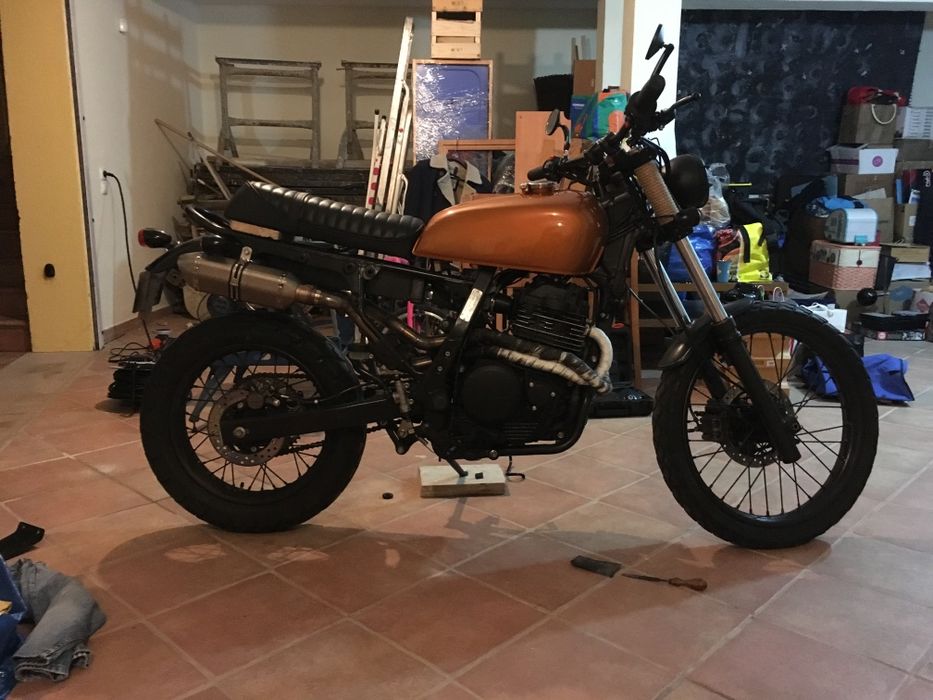 Banco para mota café racer