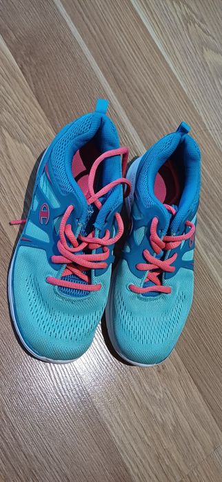 Продам яскраві кросівки