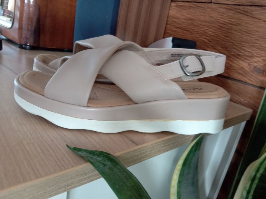 Sandały Clarks Clara Cove rozmiar 39,5