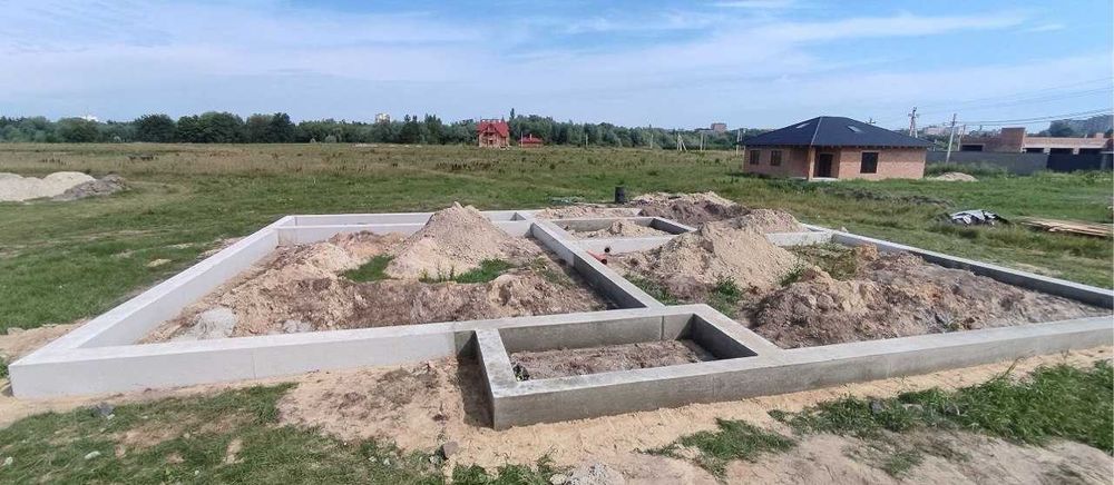 Фундамент. Бетоні роботи. Будівельні роботи. Паркан