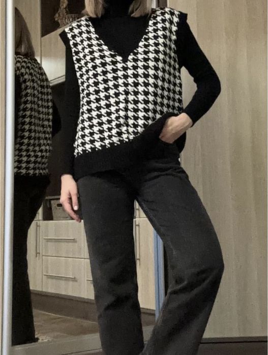 Утеплена жилетка у клітинку у гусячу лапку