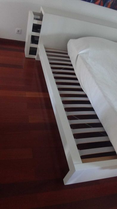 Cama de casal do IKEA e cabeceira