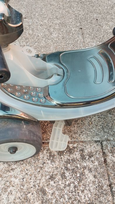 Carro para bebe com comando manual